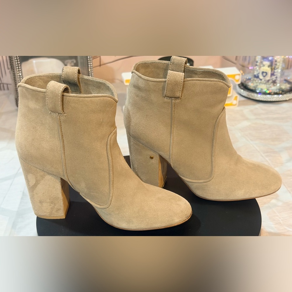 GUC👁️👀Laurence Dacade
Tan Suede Ankle Boots - Picture 5 of 11